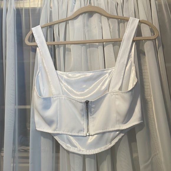 Misguided | White Curve Hem Corset Top - Picture 3 of 4